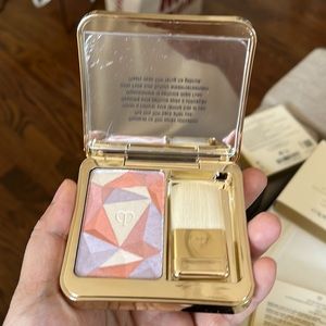 Never Used cle de peau THE LUMINIZING FACE ENHANCER #201